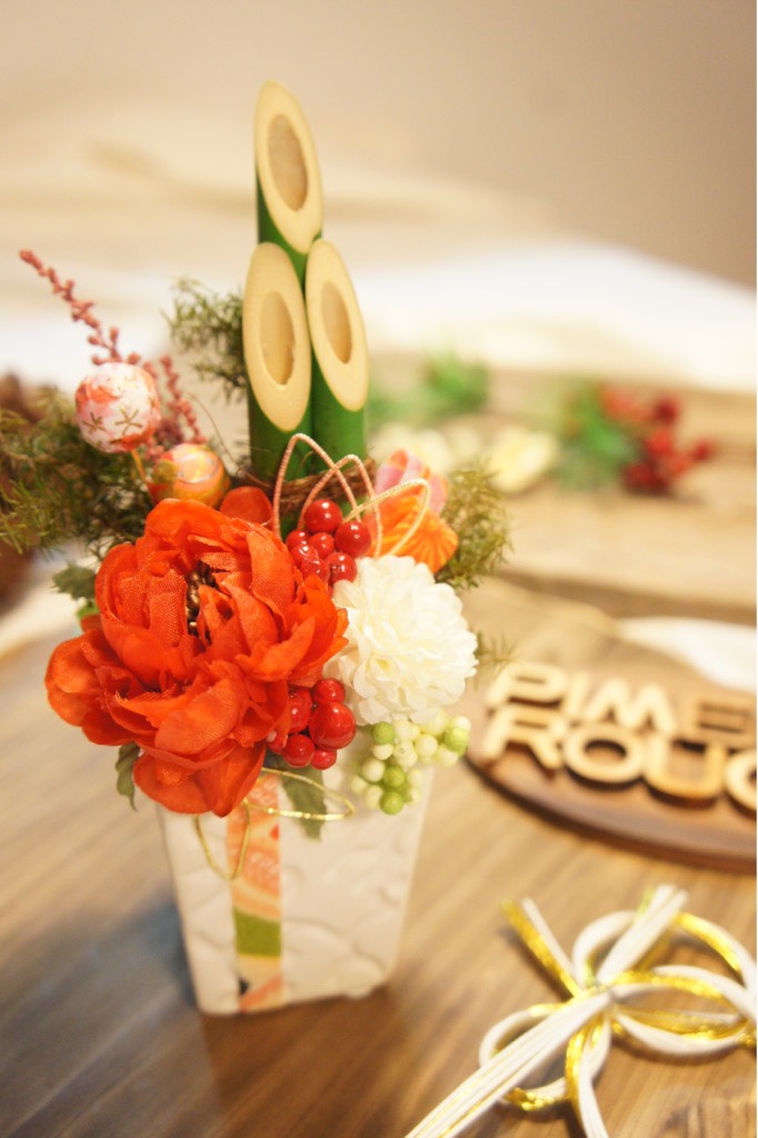 プロテアロビンと蓮の実、松、パンパスグラスのお正月飾り