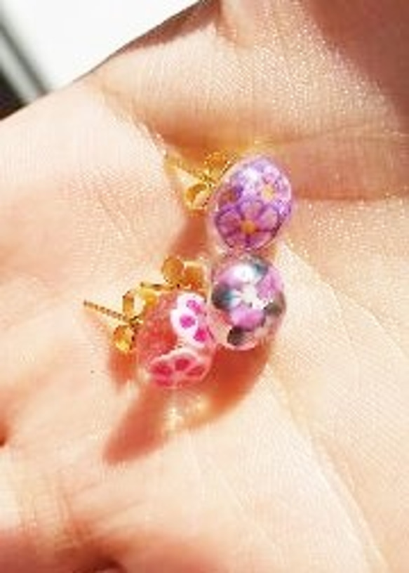 ぷっくりかわいいお花いっぱいピアス 2枚目の画像