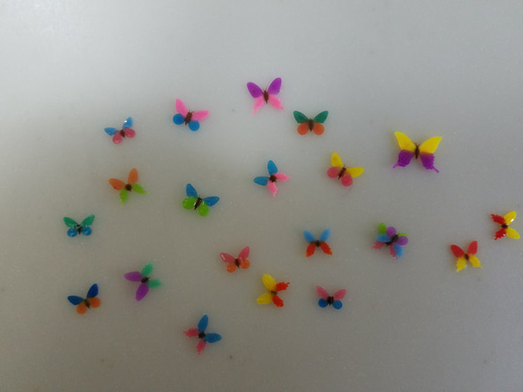 再×6販☆レジンで作ったちっさいカラフルな蝶々 3枚目の画像