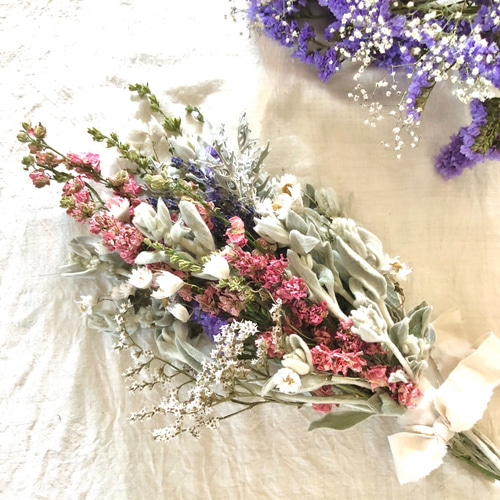 野原の喜び」ラムズイヤーと千鳥草ピンクのスワッグ ドライフラワー40