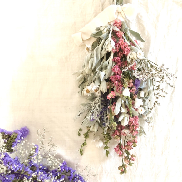 「野原の喜び」ラムズイヤーと千鳥草ピンクのスワッグ　ドライフラワー40センチサイズ 2枚目の画像