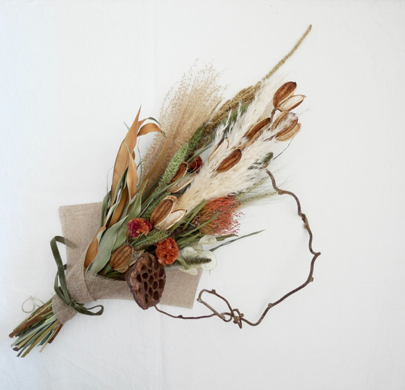 北海道産オオウバユリに白い綿花を針葉樹と束ねた香り豊かな　クリスマス　スワッグ 今年はなぜか、リースの気分ではなかったのです。。 リースも