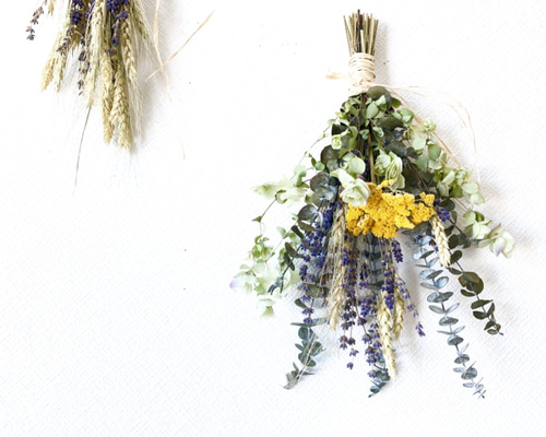 ドライフラワーブーケ風スワッグ  ブーケ　ホワイトグリーンにラベンダーブルー ドライフラワーブーケ風スワッグ ブーケ ホワイトグリーンに