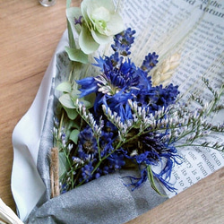 北海道濃紫ラベンダー と矢車菊のブルー系スワッグ○オーガニック自家栽培ハーブのスワッグ 1枚目の画像