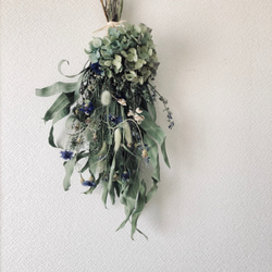 北海道ドライフラワーの秋色アジサイスワッグブーケ　レモンユーカリのブルー系夢見るガーデン花束ギフトに 1枚目の画像