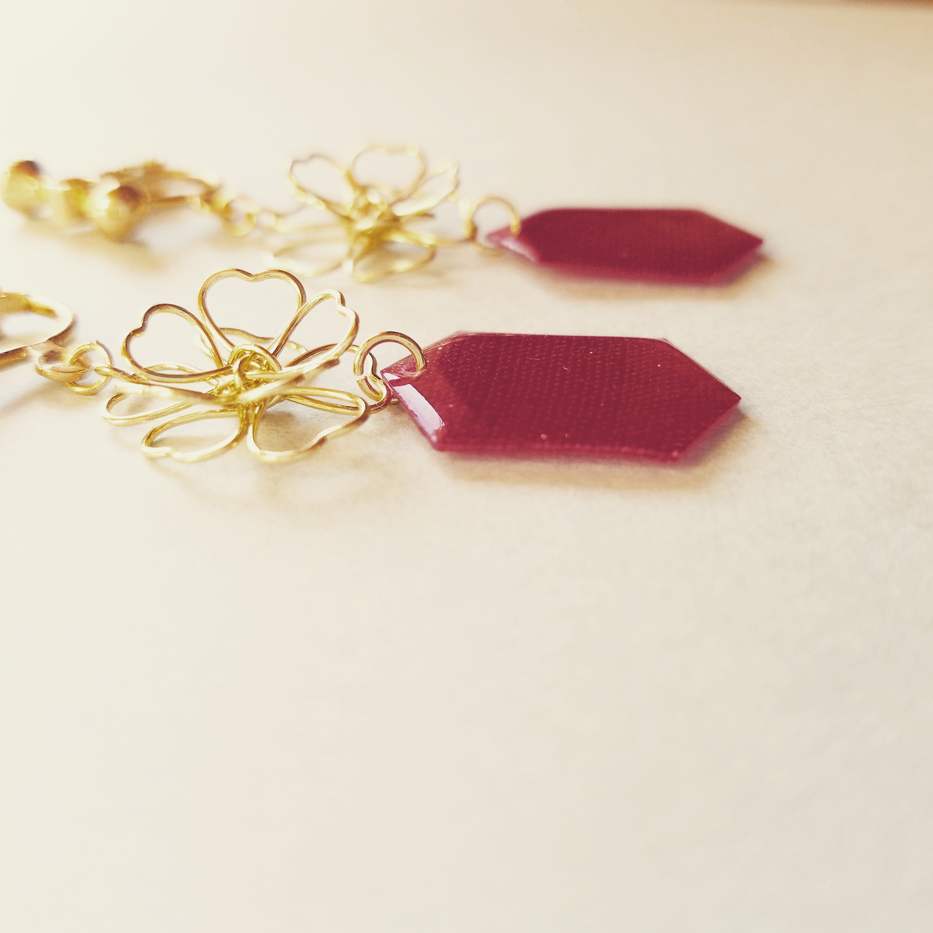 結城紬のイヤリング(小山市の花 思川桜 / 亀甲 / K16GP / ストロベリーレッド)