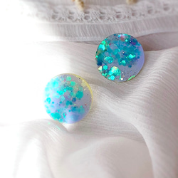 -iridescent round stud resin earrings- ラウンド型レジンスタッドピアス 1枚目の画像