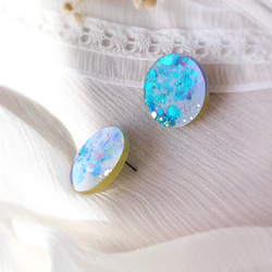 -iridescent round stud resin earrings- ラウンド型レジンスタッドピアス 3枚目の画像