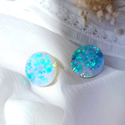 -iridescent round stud resin earrings- ラウンド型レジンスタッドピアス 4枚目の画像