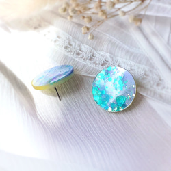 -iridescent round stud resin earrings- ラウンド型レジンスタッドピアス 5枚目の画像