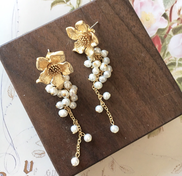淡水珍珠和花朵耳環金白色白色優雅新娘第二方 第2張的照片