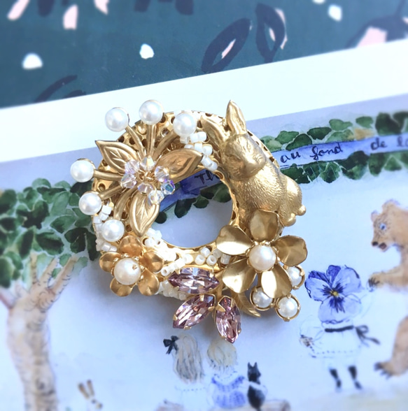 兔子，花和珍珠胸針黃銅，淡水珍珠，施華洛世奇，串珠櫻桃復活節 第3張的照片