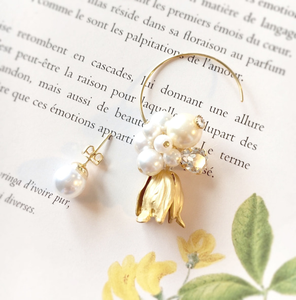 珍珠和鬱金香的不對稱耳環施華洛世奇♡金色黃銅白珍珠 第2張的照片