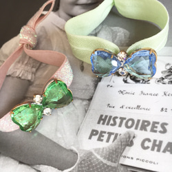 ヴィンテージチェコガラスボタンのヘアタイ ブレスレット light sapphire & ライトグリーン 2枚目の画像