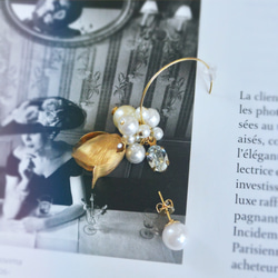 パールとチューリップのアシンメトリーピアス-スワロフスキー 真鍮 ゴールド ホワイト 真珠 1枚目の画像