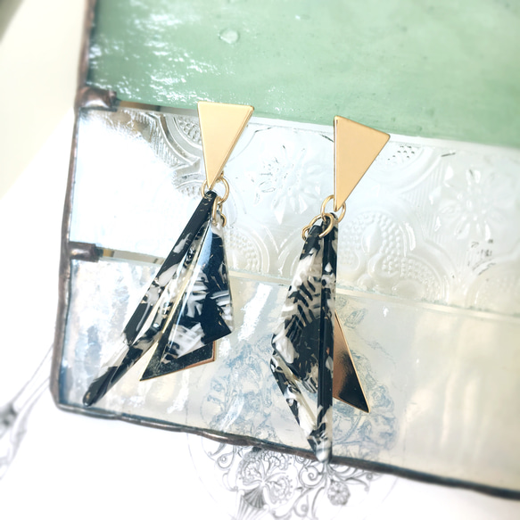高品質醋酸纖維玫瑰和黃銅吊墜三角形耳釘 第2張的照片