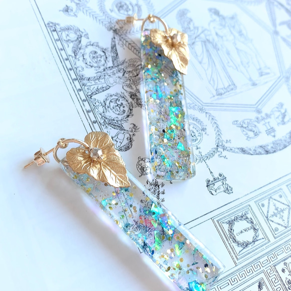 -iridescent bar & gold leaf earrings- 虹の結晶レジンとゴールドリーフピアス 3枚目の画像