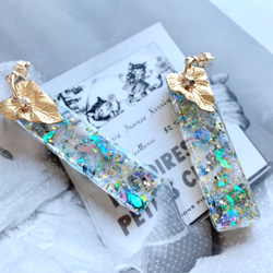 -iridescent bar & gold leaf earrings- 虹の結晶レジンとゴールドリーフピアス 1枚目の画像