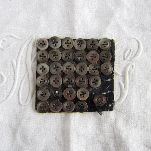 フランスアンティーク黒蝶貝ボタン32個9ミリ小物ドール 2枚目の画像