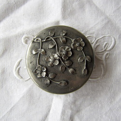 仏アンティークさくら柄ピューター錫の小物ケース小花 1枚目の画像