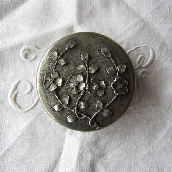 仏アンティークさくら柄ピューター錫の小物ケース小花 3枚目の画像