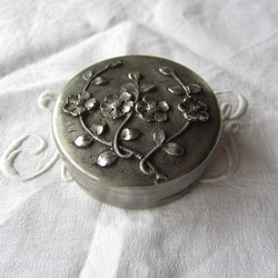 仏アンティークさくら柄ピューター錫の小物ケース小花 4枚目の画像