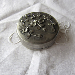 仏アンティークさくら柄ピューター錫の小物ケース小花 5枚目の画像