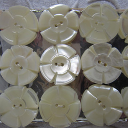 フランスアンティーク貝ボタン18個20ミリ花模様カット 2枚目の画像