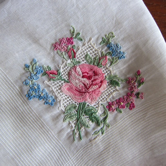 フランスアンティーク手刺繍ハンカチ薔薇リネン/ヴィンテージ 2枚目の画像