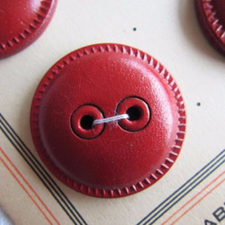 フランスヴィンテージ30ミリ 赤革ボタン6個台紙付 1枚目の画像