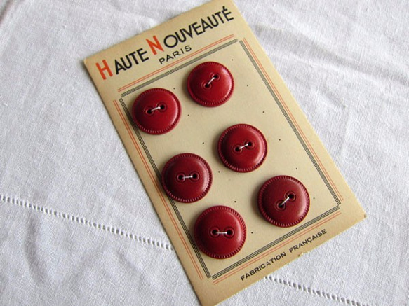 フランスヴィンテージ30ミリ 赤革ボタン6個台紙付 2枚目の画像