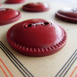 フランスヴィンテージ30ミリ 赤革ボタン6個台紙付 3枚目の画像