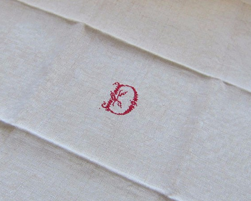 アンティークフランス 三つ葉のアイレット赤糸刺繍 φ51