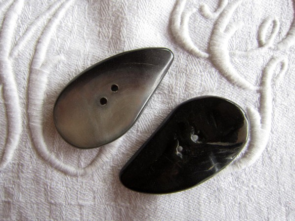 フランスヴィンテージ黒蝶貝ボタン大しずく型2個 4枚目の画像