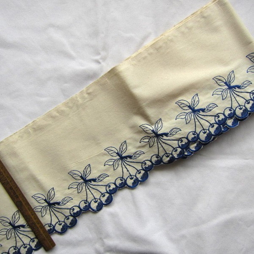 アンティークフランス サクランボに似た花刺繍の桜色ランナー ニードル