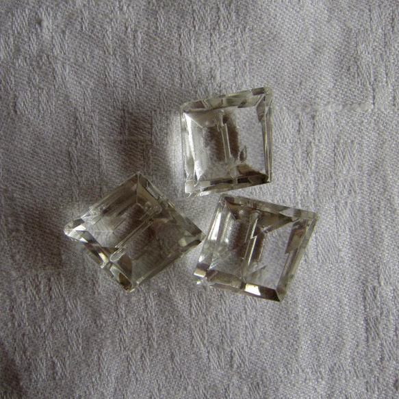 フランスヴィンテージ/クリア ガラスボタン3個ダイヤカット 1枚目の画像
