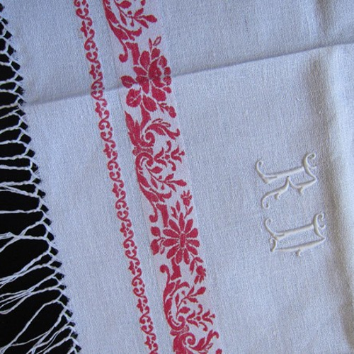 アンティークフランス ダマスク織 四つ葉紋クロス 赤糸小花✙＃刺繍