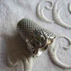 フランスアンティーク銀製シンブル指貫リーフ柄 1枚目の画像