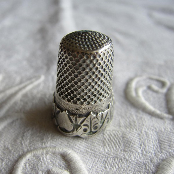 フランスアンティーク銀製シンブル指貫リーフ柄 2枚目の画像
