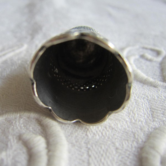 フランスアンティーク銀製シンブル指貫リーフ柄 5枚目の画像