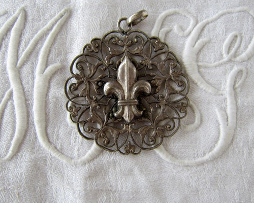 フランスアンティーク マンドリンを奏でる少女 ペンダントトップ 透かし彫り フランスアンティーク マンドリンを奏でる少女 ペンダントトップ