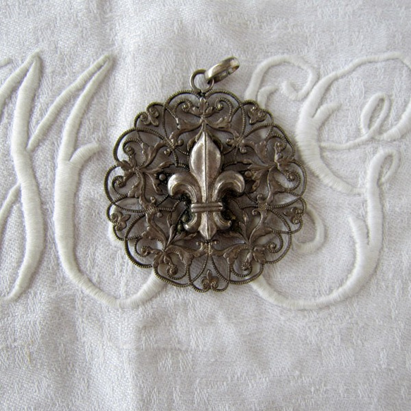 フランスアンティーク貴族の紋章アイリス透し彫ペンダントトップ