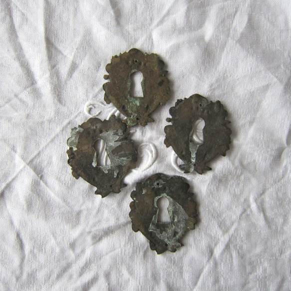 フランスアンティーク真鍮かぎ穴ローズ百合/装飾金具/家具カルトナージュ 3枚目の画像