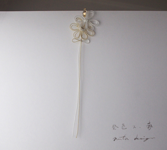かたっぽイヤーカフ「発色ス、夢」（白×アイボリー） 5枚目の画像