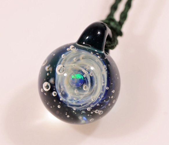 小宇宙 / microcosmos 海と空と... ブルーグリーン #01 球体オパール ガラスペンダント 1枚目の画像