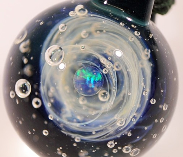小宇宙 / microcosmos 海と空と... ブルーグリーン #01 球体オパール ガラスペンダント 2枚目の画像