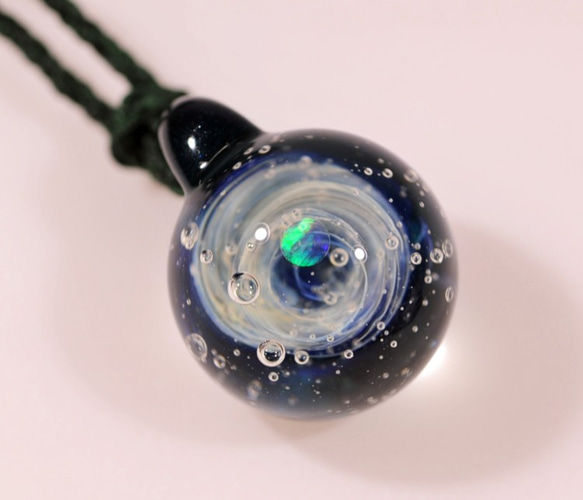 小宇宙 / microcosmos 海と空と... ブルーグリーン #01 球体オパール ガラスペンダント 3枚目の画像