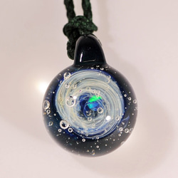 小宇宙 / microcosmos 海と空と... ブルーグリーン #01 球体オパール ガラスペンダント 4枚目の画像