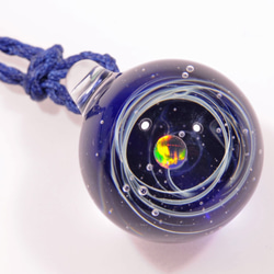 小宇宙 microcosmos 海と空と... コバルトブルー #38 球体ブラックオパール ガラスペンダント 2枚目の画像