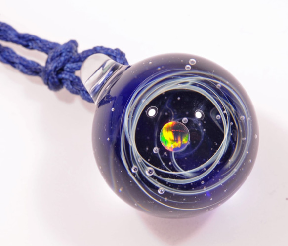 小宇宙 microcosmos 海と空と... コバルトブルー #38 球体ブラックオパール ガラスペンダント 2枚目の画像